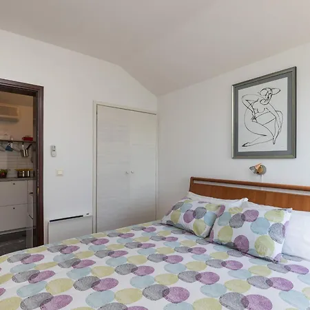 Dubo - One Bedroom With Balcony Apartment *